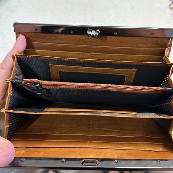 Clutch Wallet for Women Snake Textured Design - Picture 4 of 5